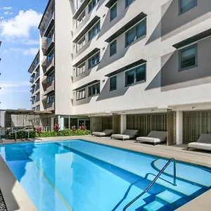 https://resort-lowanna-beach-by-direct-collective.hotelssunshinecoast.net